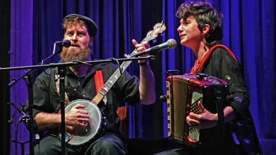 Bayerisch-amerikanisches Weltmusikduo: Tante Friedl, Dan Wall und Magdalena Kriss. (Foto: Elke Walter)