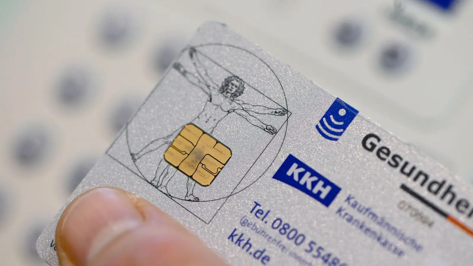 Hier können Rezepte gespeichert werden: Elektronische Gesundheitskarte. (Archivbild) (Foto: Jens Kalaene/dpa)