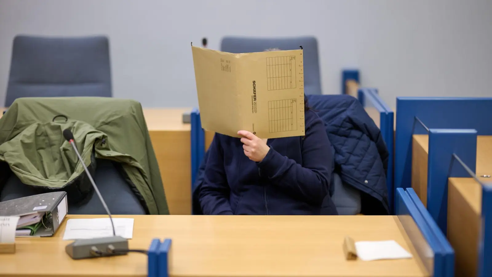 Der Prozess begann ohne den angeklagten Großvater  (Foto: Bernd Thissen/dpa)