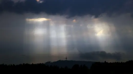 Sonnenstrahlen dringen durch Wolkenlücken. (Foto: Karl-Josef Hildenbrand/dpa/Symbolbild)
