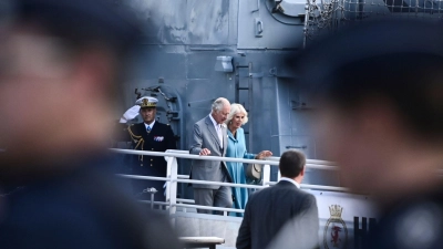 König Charles III. und Königin Camilla von Großbritannien gehen von Bord der HMS Iron Duke. (Foto: Christophe Archambault/POOL AFP/AP/dpa)