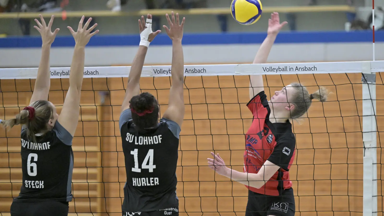 Luisa Scholze (rechts) hatte schöne Angriffsaktionen, aber die Bundesligareserve aus Lohhof war über drei Sätze die bessere Mannschaft. (Foto: Martin Rügner)