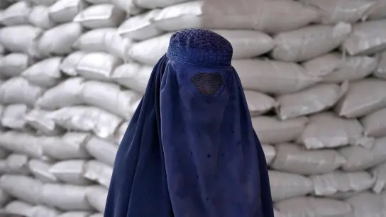 Anfang Mai haben die Taliban Frauen vorgeschrieben, sich in der Öffentlichkeit zu verschleiern. (Foto: Ebrahim Noroozi/AP/dpa)