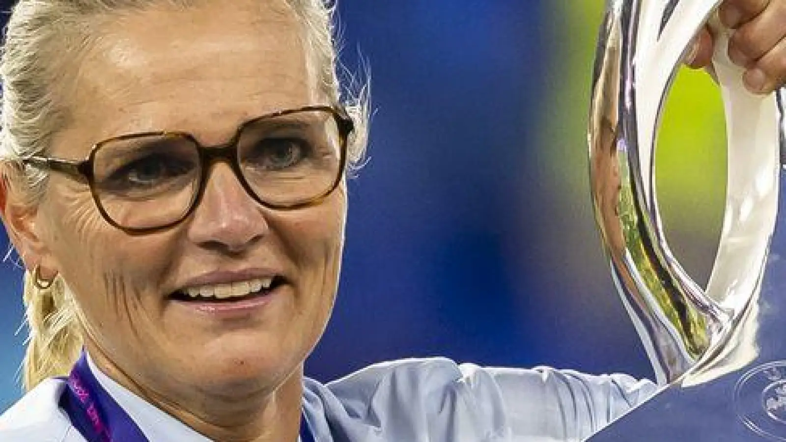 Da ist das Ding - mal wieder: Sarina Wiegman freut sich über ihren dritten EM-Titel. (Foto: Michael Buholzer/KEYSTONE/dpa)