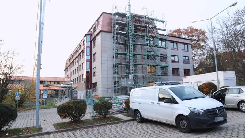 Noch ist am Gebäude der Agentur für Arbeit Baustelle, aber wohl nicht mehr lange. (Foto: Oliver Herbst)