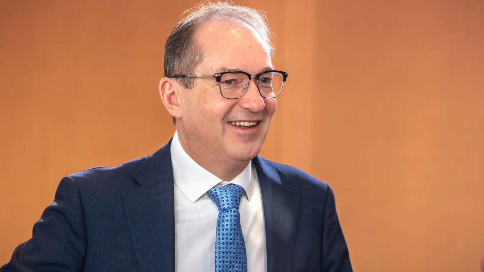 Dobrindt will den Verfassungsschutz ausbauen - auch über den reinen Nachrichtendienst hinaus. (Archivbild) (Foto: Michael Kappeler/dpa)