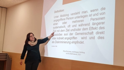 Beim Elternabend in der Pastorius-Grundschule in Bad Windsheim erläutert Helga Herrmann den Unterschied zwischen einem Konflikt und Mobbing. (Foto: Andrea Zander)