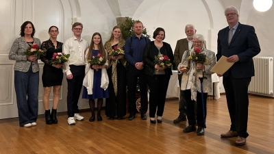 Rotary-Präsident Dr. Frank Hanewinckel (rechts) mit dem Team des PTZ Larrieden, das von Wolfgang Zacharias (3. von rechts) gegründet wurde. Die Einrichtung wurde mit dem Rotarischen Meilenstein geehrt. (Foto: Martina Haas)