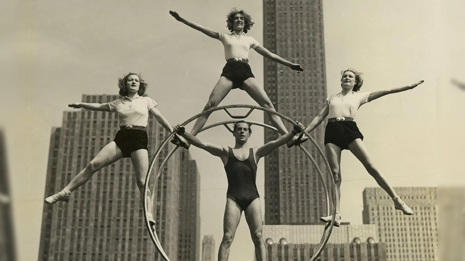 Mit internationalen Auftritten wie hier in New York machten Otto und Fritz Feick (M) Werbung für das Rhönrad. (Foto: ---/Anita Zirkelbach,Gemeinde Schönau/dpa)