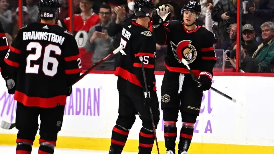 Traf beim 5:1-Sieg der Ottawa Senators gegen die Anahiem Ducks: Tim Stützle (r). (Foto: Justin Tang/The Canadian Press/AP/dpa)
