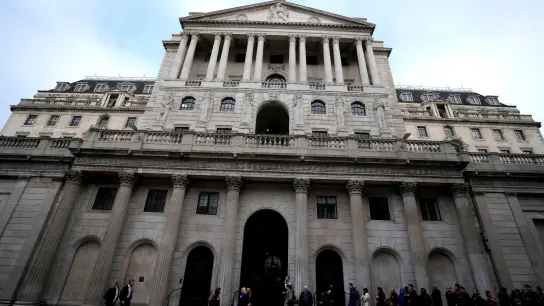 „Truss und Kwarteng haben aufs Gaspedal getreten, und die Bank of England (im Bild) bewahrt nun gewissermaßen den Motor des Autos davor, zu explodieren“, sagt der deutsch-britische Ökonom Andrew Lee. (Foto: Frank Augstein/AP/dpa)