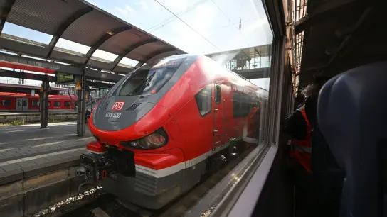 Ein Regionalzug der Bahn bei Ulm. (Foto: Bernd Weißbrod/dpa)