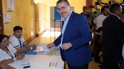 Bernardo Arevalo, Präsidentschaftskandidat der Partei Movimiento Semilla (Bewegung Saatkorn), gibt seine Stimme bei der Stichwahl der Präsidentschaftswahlen in Guatemala ab. (Foto: Sandra Sebastian/dpa)