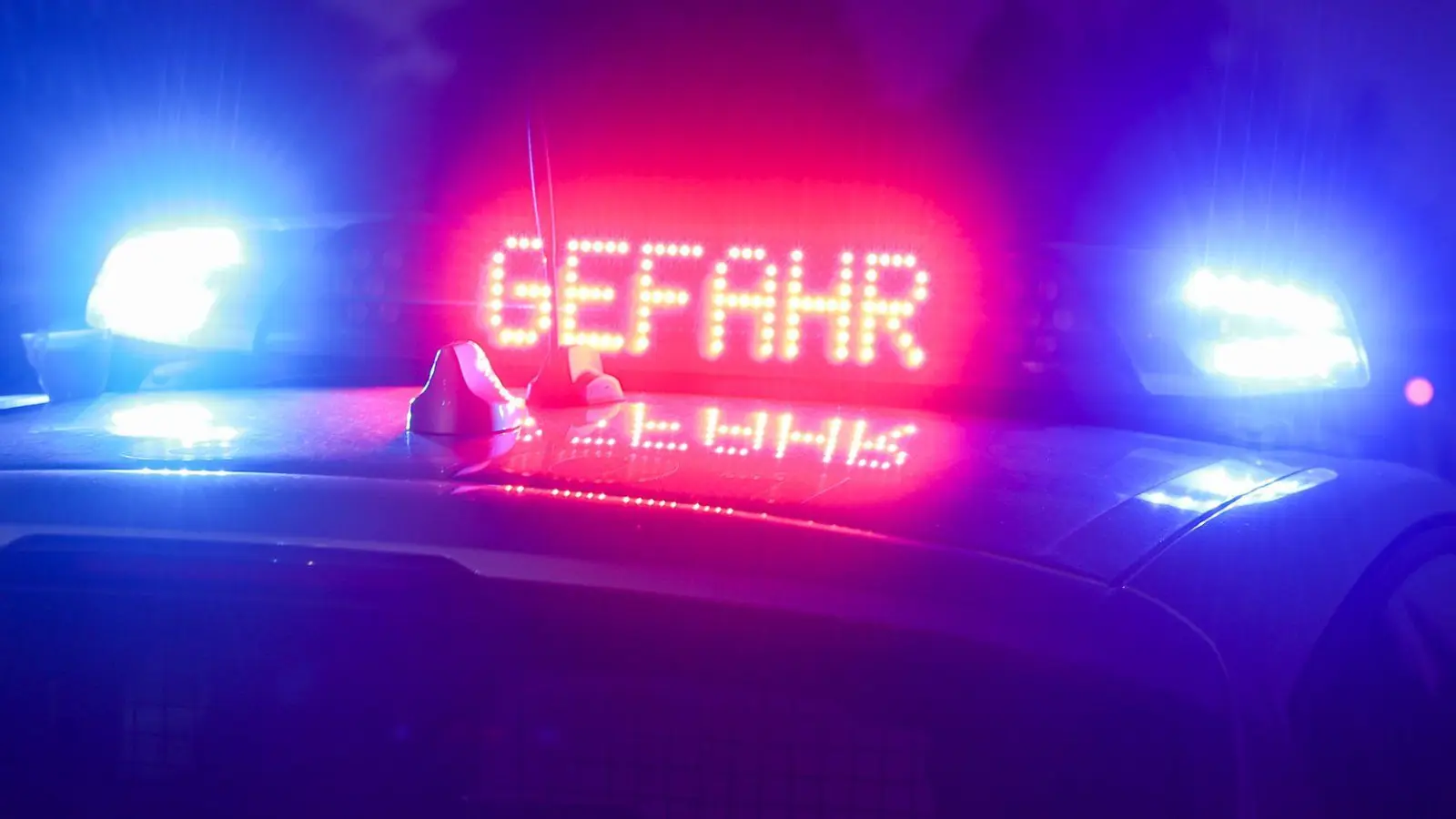 Die Autobahnpolizei sperrte den Gefahrenbereich, um den Geisterfahrer zu stoppen. (Symbolbild) (Foto: Jan Woitas/dpa)