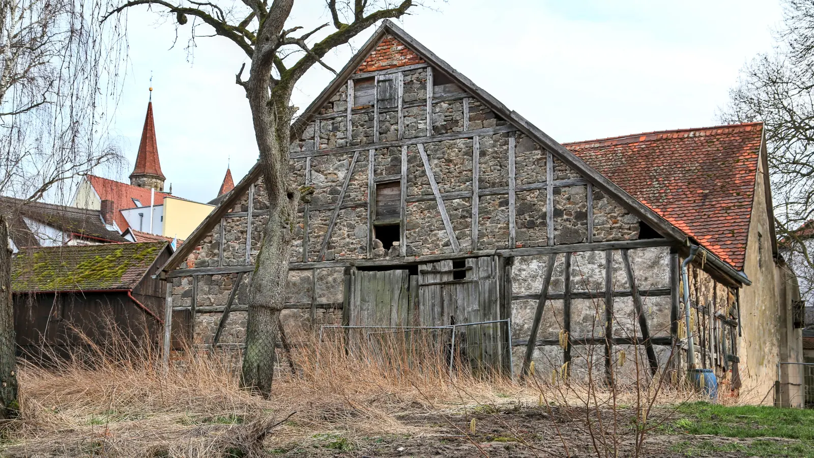 Die Stadt hatte das Gelände, das in Ansbach nur Ziegenwiese genannt wird, 2020 gekauft. Nun dürfen die historische Scheune und das dahinter stehende Wohnhaus aber nicht abgerissen werden. (Foto: Tizian Gerbing)