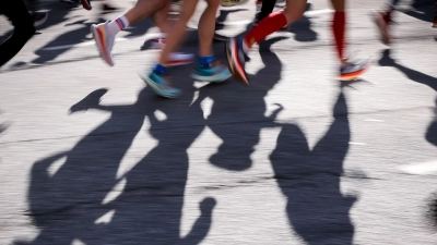 Beim Halbmarathon im niederländischen Leiden ist eine 15-Jährige zusammengebrochen und gestorben. (Symbolbild) (Foto: Christian Charisius/dpa)