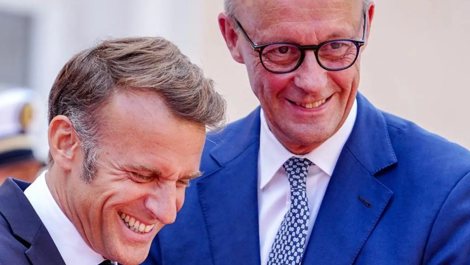 Wie zwei alte Freunde begrüßen sich Macron und Merz vor dem Fort du Cap Brun über der Cote d'Azur. (Foto: Kay Nietfeld/dpa)