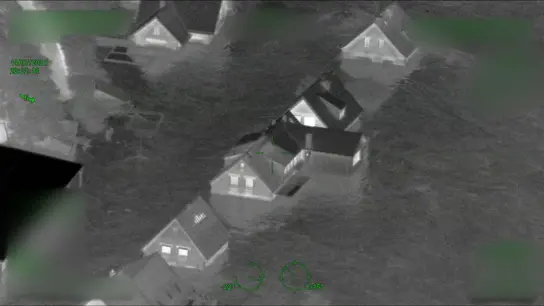 Das Standbild aus einem der Polizeivideos zeigt Häuser im Ahrtal, die bereits vom Wasser eingeschlossen sind. (Foto: ---/Polizei Rheinland-Pfalz/dpa)