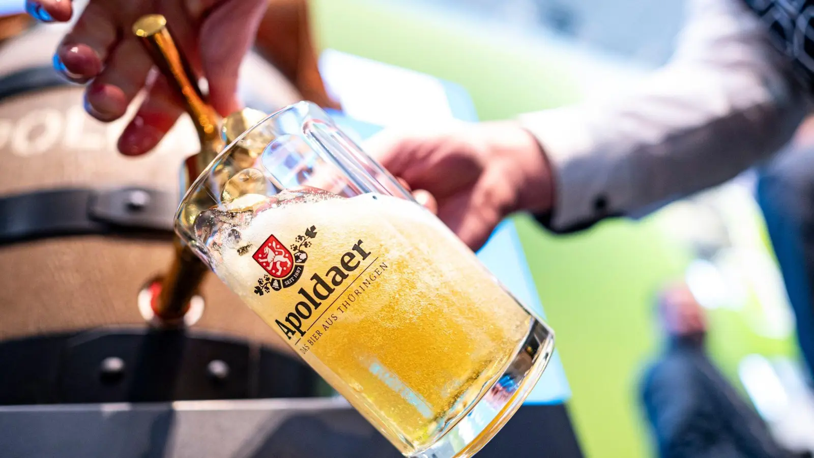 Die Brauer sprechen von hohem Kostendruck: Bier wird teurer. (Foto: Fabian Sommer/dpa)