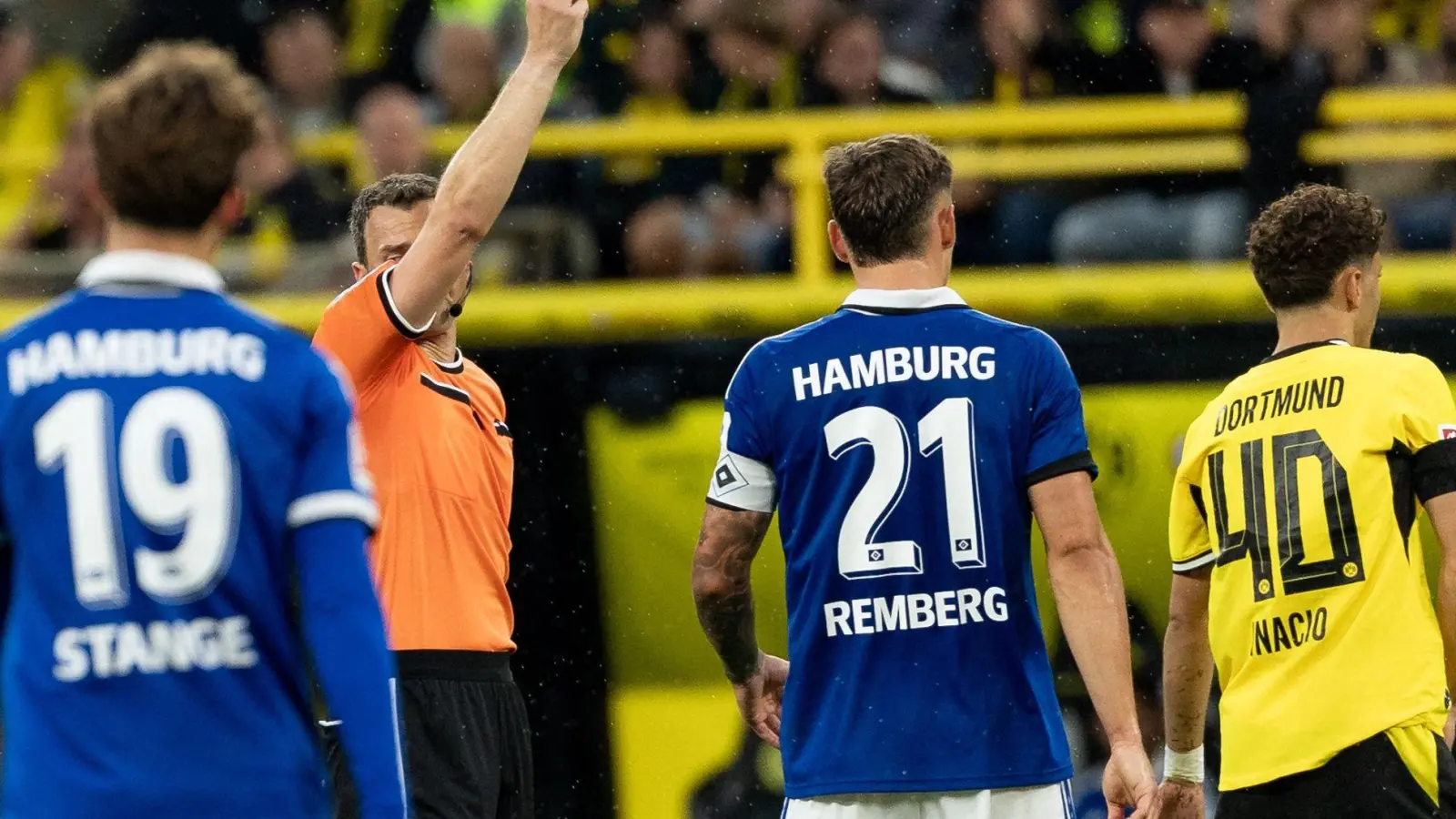Dortmunds Samuele Inácio sieht eine schnelle Rote Karte gegen den HSV. (Foto: Fabian Strauch/dpa)