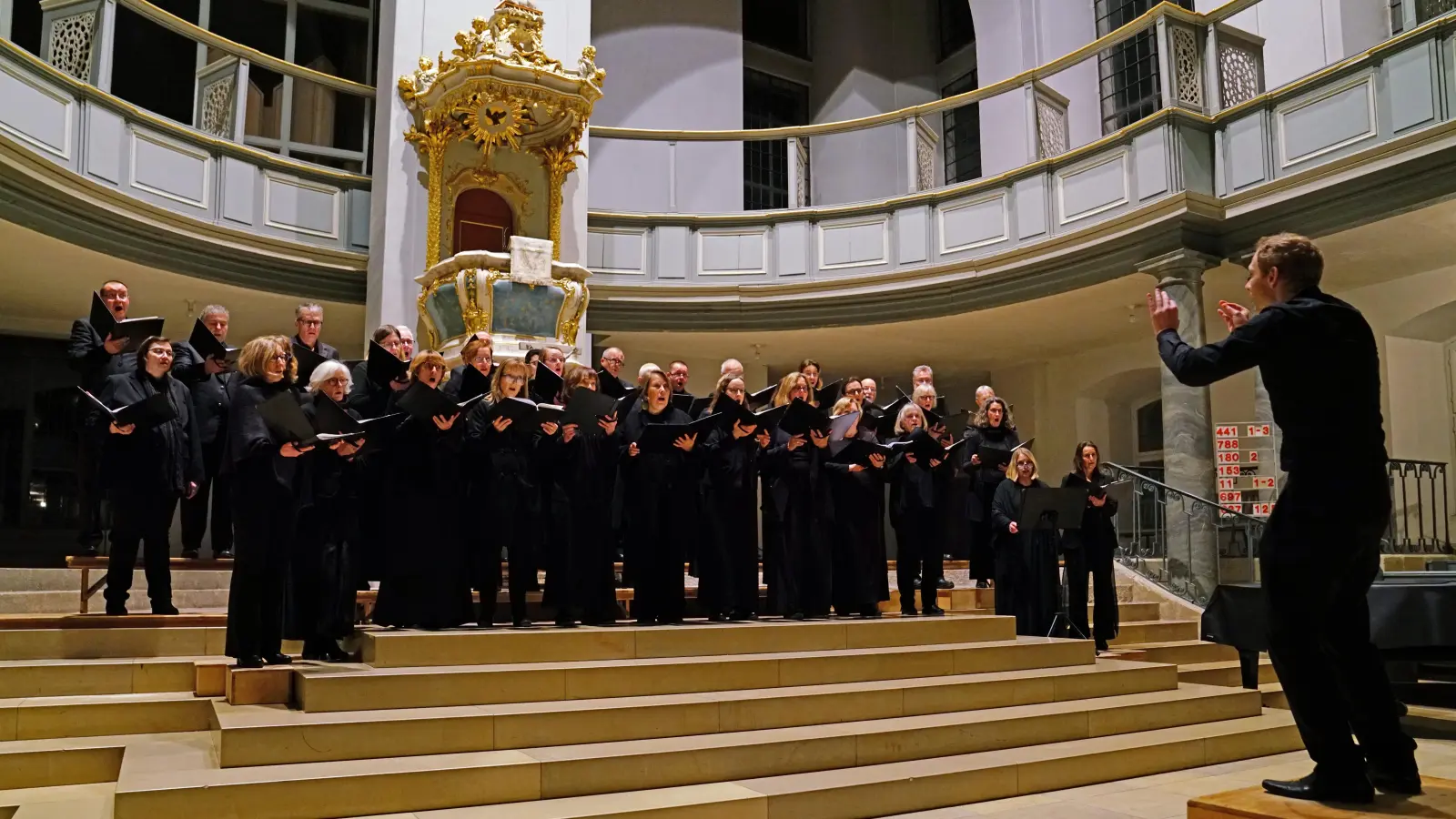 Bot ein tief berührendes Konzert: der Amadeus-Chor unter der Leitung von Julian Hauptmann. (Foto: Elke Walter)