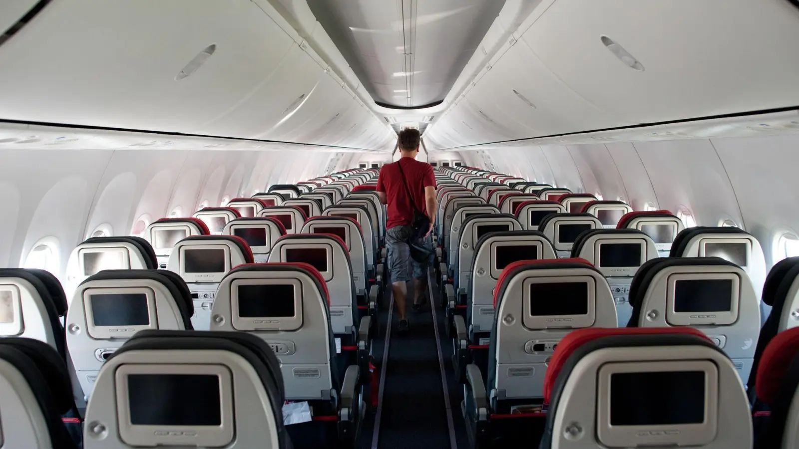 Hauptsache nicht nackt: Aufgrund des Outfits darf niemand des Flugzeugs verwiesen werden. (Foto: Klaus-Dietmar Gabbert/dpa-tmn)