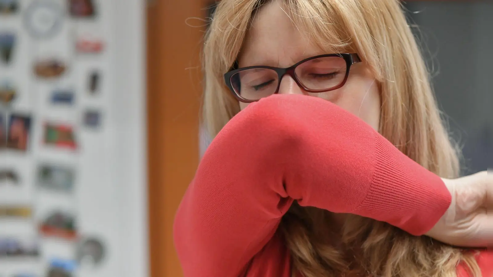 Nach einer Erkältung kann trockener Reizhusten auch Wochen später anhalten. (Foto: Patrick Pleul/dpa-Zentralbild/dpa)