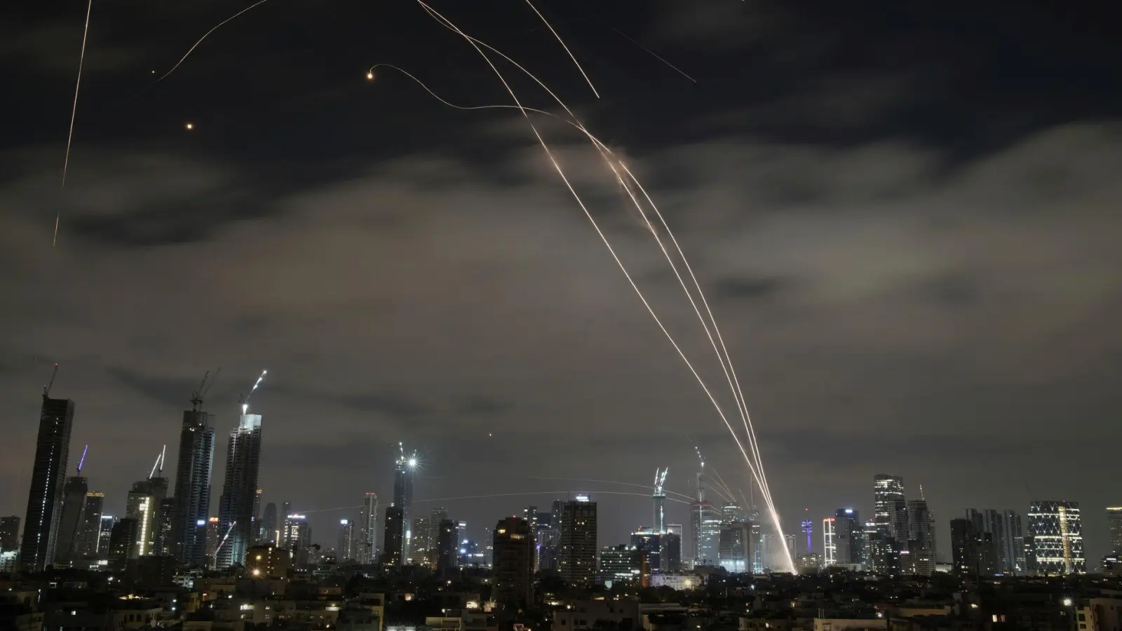 Die Angriffe des Irans auf Israel gehen weter.  (Foto: Leo Correa/AP/dpa)