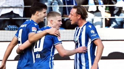 Karlsruher Igor Matanovic (l-r), David Herold und Robin Bormuth bejubeln den Treffer zum 2:0. (Foto: Uli Deck/dpa)