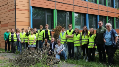 Den Abschluss ihres Projekts „Schau hin – mach’s nach“ begingen die Schülerinnen und Schüler der Klasse 8D an der Städtischen Wirtschaftsschule Ansbach. Zusammen mit den Lehrenden und den Projektbegleitenden fand im Mai 2025 die Schlussbesprechung der Natur-Aktion statt. (Foto: Martina Kramer)