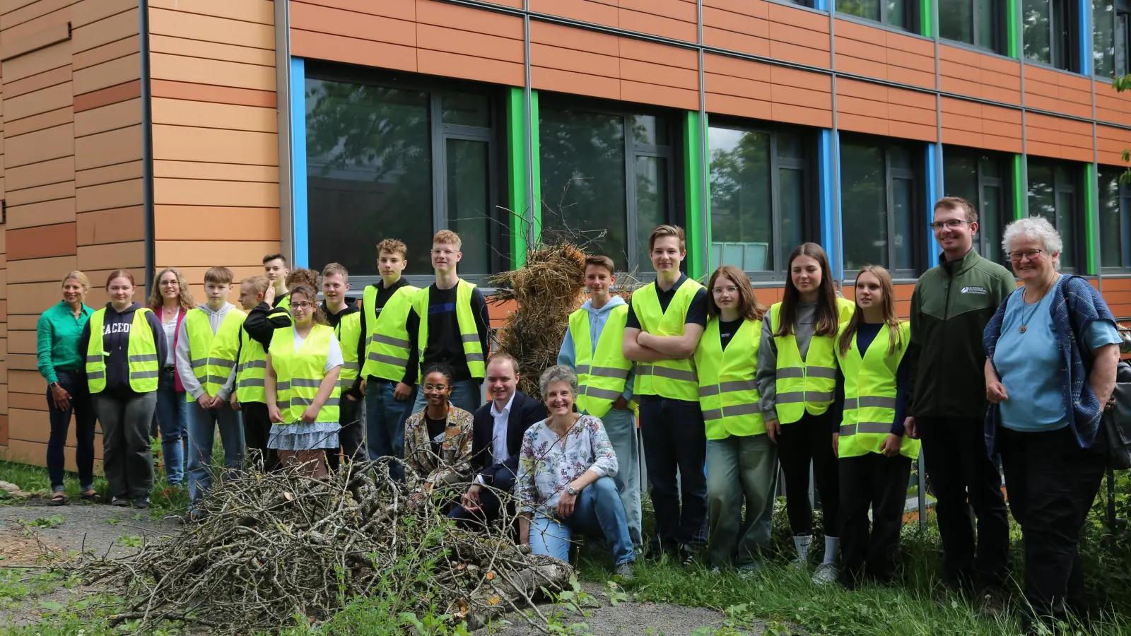 Den Abschluss ihres Projekts „Schau hin – mach’s nach“ begingen die Schülerinnen und Schüler der Klasse 8D an der Städtischen Wirtschaftsschule Ansbach. Zusammen mit den Lehrenden und den Projektbegleitenden fand im Mai 2025 die Schlussbesprechung der Natur-Aktion statt. (Foto: Martina Kramer)