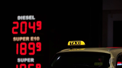 Die Spritpreise sind deutlich gefallen - teils weit unter 2 Euro. (Foto: Robert Michael/dpa)