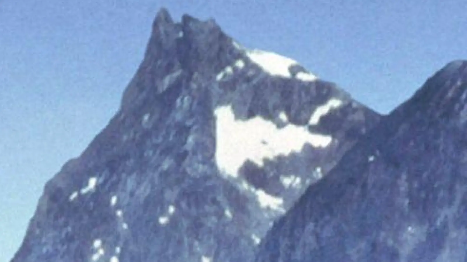 Die berühmte Szene aus „The Sound of Music“ („Meine Lieder, meine Träume“) mit Julie Andrews auf einer Alpenwiese. (Foto: -/Disney+/dpa)
