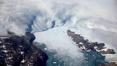 Eisberge brechen von einem Gletscher in einen Fjord in Grönland ab (Foto: David Goldman/AP/dpa)