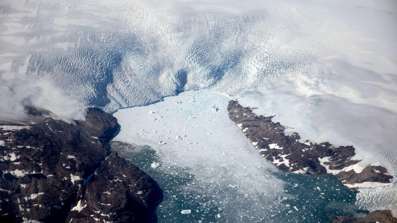 Eisberge brechen von einem Gletscher in einen Fjord in Grönland ab (Foto: David Goldman/AP/dpa)