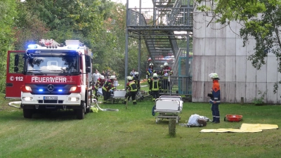 Alle Dinkelsbühler Feuerwehren sind beim Evakuieren von Patienten sowie bei der Brandbekämpfung im Einsatz. (Foto: Alexander Schäffer)
