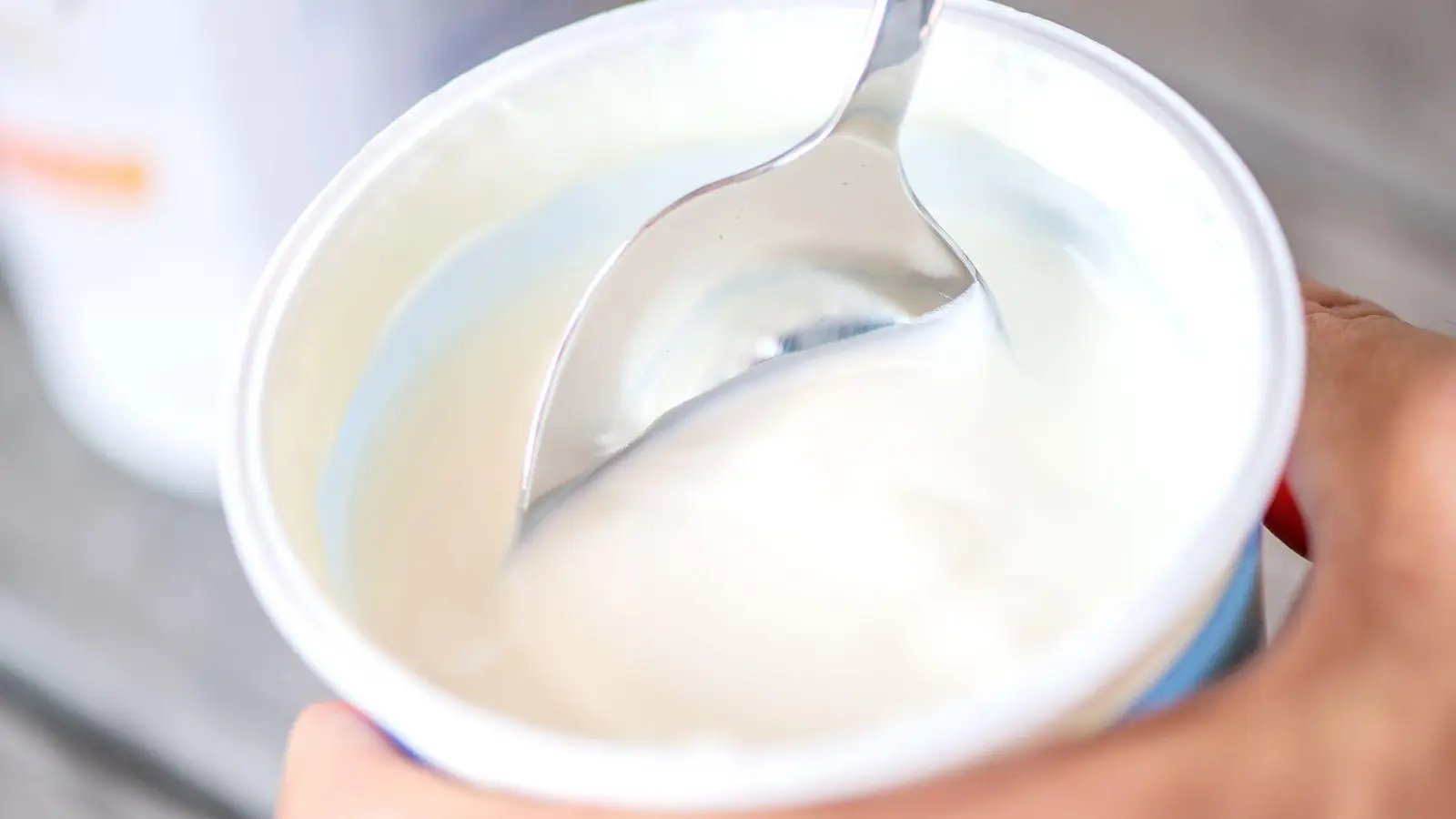 Proteinreich und fettarm: Sowohl Skyr als auch Magerquark punkten mit hohem Eiweißgehalt und wenig Fett – ideal für eine bewusste Ernährung (Foto: Zacharie Scheurer/dpa-tmn)