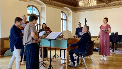 Bei der Probe in St. Gallen: Rudolf Lutz (am Cembalo) und sein Ensemble der J. S. Bach-Stiftung St. Gallen, das beim ersten Orchesterkonzert der Bachwoche 2025 auftritt. (Foto: Burga Schweingruber)