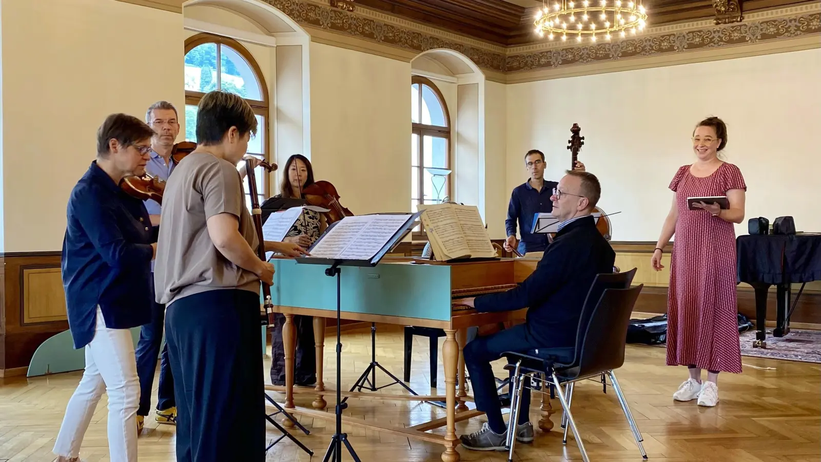 Bei der Probe in St. Gallen: Rudolf Lutz (am Cembalo) und sein Ensemble der J. S. Bach-Stiftung St. Gallen, das beim ersten Orchesterkonzert der Bachwoche 2025 auftritt. (Foto: Burga Schweingruber)