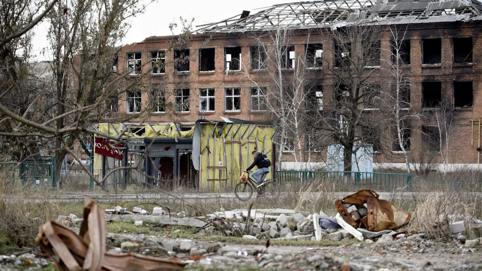 Ein durch Beschuss völlig zerstörtes Gebäude in der ukrainischen Stadt Isjum. (Foto: Ukrinform/dpa)