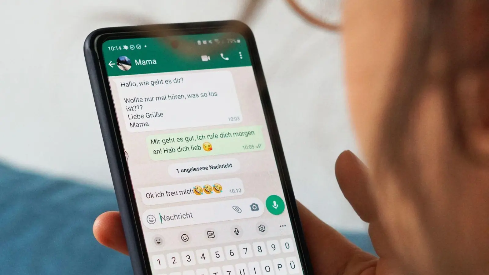 Küsschen-Smiley oder nur Schwarz auf Weiß? Die Entscheidung für oder gegen Emojis kann in der Kommunikation einen Unterschied machen.  (Foto: Weronika Peneshko/dpa)