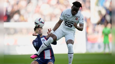 Neuer Eintracht-Stürmer: Arnaud Kalimuendo (r.). (Archivbild) (Foto: Christophe Ena/AP)