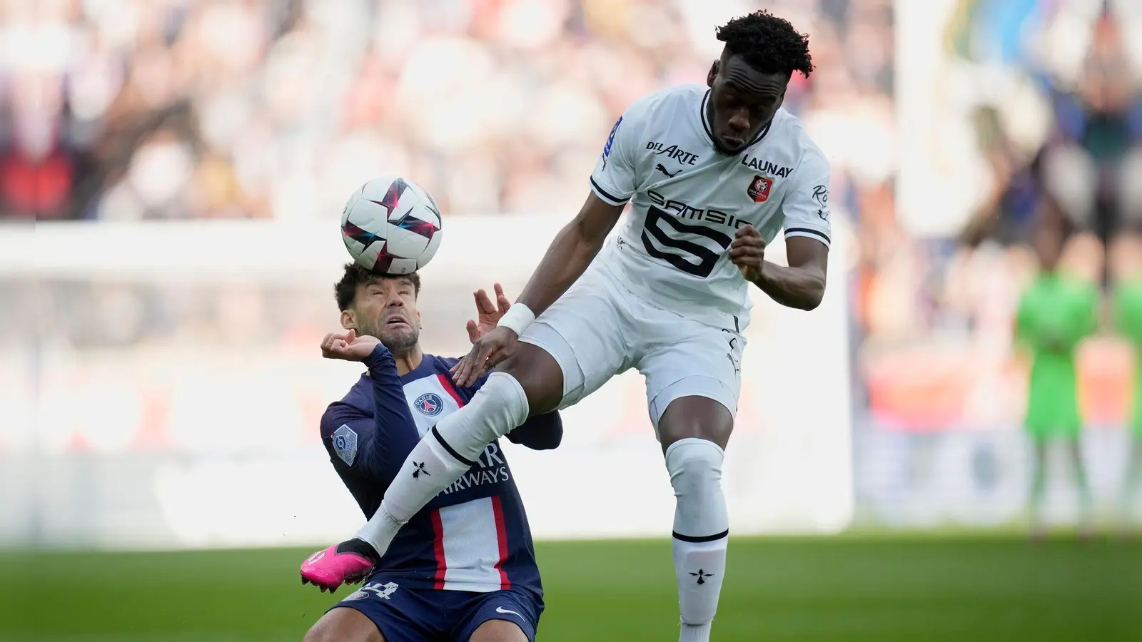 Neuer Eintracht-Stürmer: Arnaud Kalimuendo (r.). (Archivbild) (Foto: Christophe Ena/AP)
