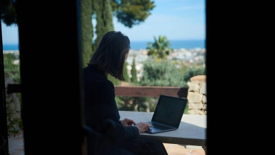 Wer während des Urlaubs arbeiten muss, denkt einer Umfrage zufolge eher über einen Jobwechsel nach. (Archivbild)  (Foto: Annette Riedl/dpa)