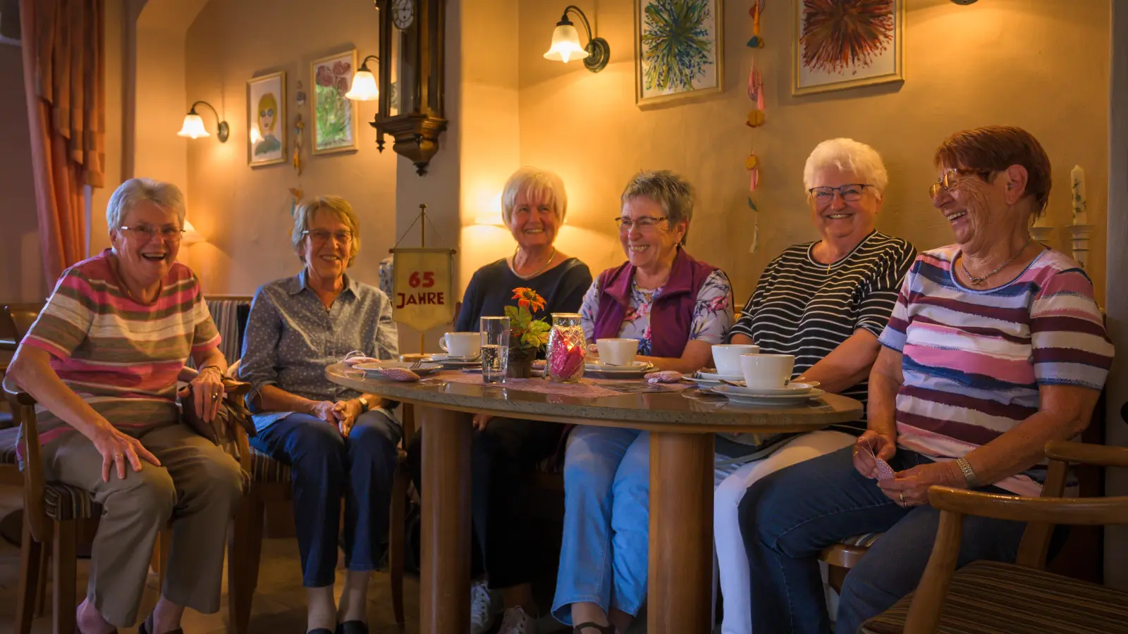 Haben in den 1960-ern zusammen die Ansbacher Berufsschule besucht (von links): Christa Haug, Ilse Weißel, Inge Mönius, Maria Binder, Gudrun Schäfer und Helga Moser. (Foto: René Chlopotowski)