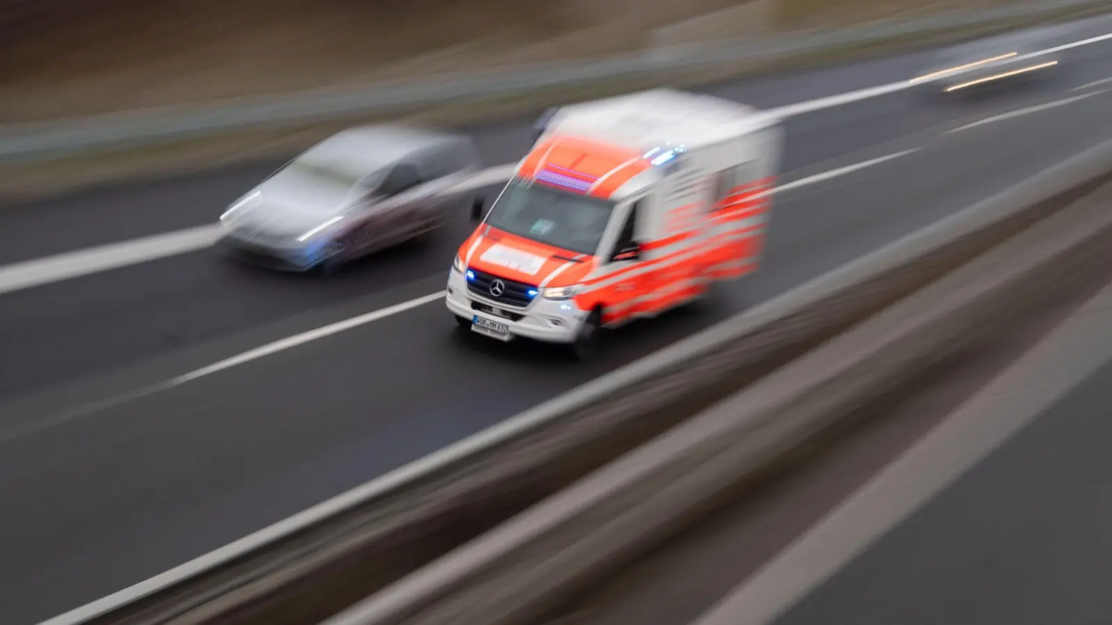 Ein Rettungswagen fährt über eine Autobahn. (Symbolbild: Julian Stratenschulte/dpa)
