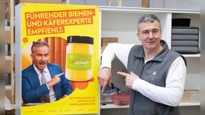 Imker Rico Heinzig neben einem Plakat mit dem Foto des Moderators Jan Böhmermann. (Foto: Sebastian Kahnert/dpa)