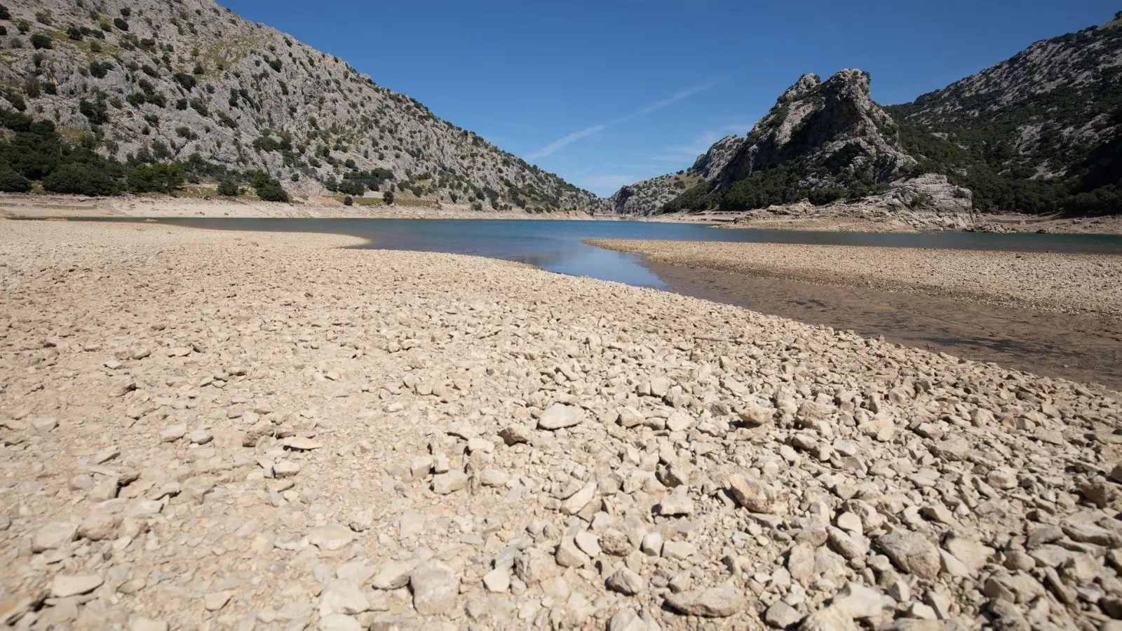 Das Wasserreservoir Gorg Blau im Tramuntana-Gebirge, das Palma auf Mallorca versorgt, war im September recht leer. (Archivbild) (Foto: Clara Margais/dpa)