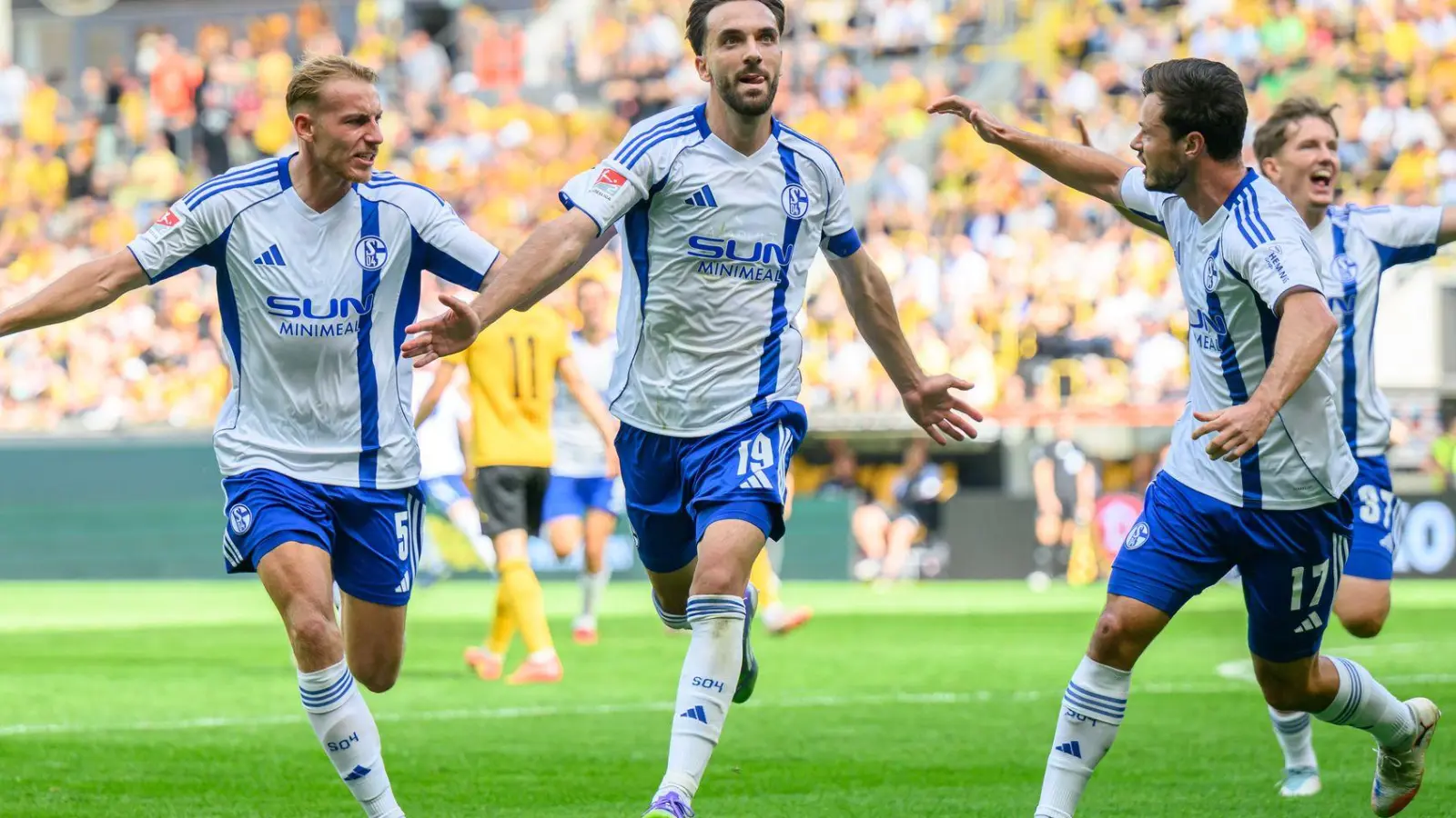 Schalkes Kenan Karaman (2. v.l.) jubelt nach seinem verwandelten Elfmeter.  (Foto: Robert Michael/dpa)