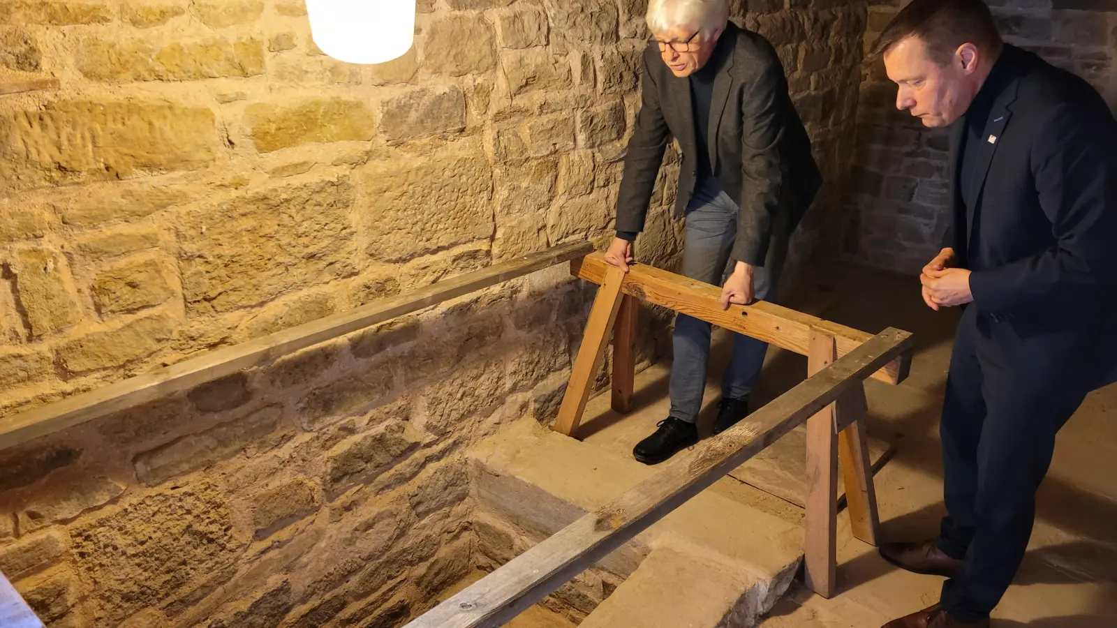 Museumsleiter Dr. Herbert May (links) und Bezirkstagspräsident Armin Kroder besichtigten die Mikwe in der früheren Synagoge aus Allersheim, die im Oktober im Freilandmuseum eröffnet werden soll. (Foto: Nina Daebel)